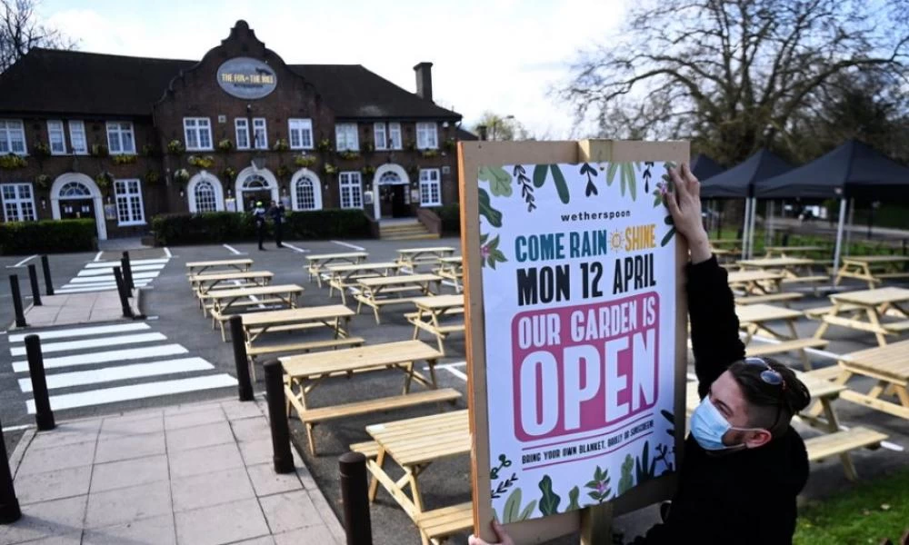 Βρετανία: Ανοίγουν σήμερα τα καταστήματα και οι κήποι των παμπ στην Αγγλία